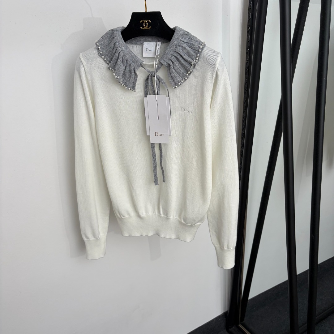 NO:943498,Model No. 20265945 Dio* new pearl lotus collar long-sleeved wool sweater top, white, 36 38 40, [size 36 shoulder width 36, bust 90, sleeve length 61, length 57; weight 0.330kg], Dior-clothing, dior, dior,19860909款号20265945 Dio*新款 珍珠荷叶领长袖羊毛针织衫 上衣,白色,36 38 40,【36码肩宽36,胸围90,袖长61,长57；重量0.330kg】,迪奥-服装,dior,dior,,Women's clothing