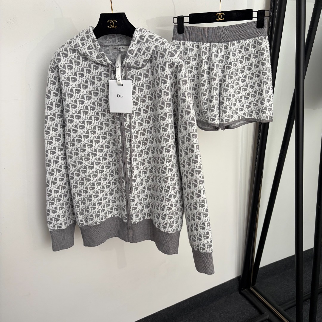 NO:943559,Model No. 20265948 Dio* new suit, presbyopic logo letter long-sleeved hooded sweater jacket + presbyopic knitted shorts, gray, blue, [one size fits all shoulder width 44, bust 120, sleeve length 64, length 67; weight 0.820kg; waist 60 elastic, length 33; weight 0.225kg], Dior - clothing, dior, dior, shorts, jackets & coats, hats,19860909款号20265948 Dio*新款套装,老花logo字母长袖连帽针织衫外套+老花针织短裤,灰色,蓝色,【均码肩宽44,胸围120,袖长64,长67；重量0.820kg；腰围60弹力,长33；重量0.225kg】,迪奥-服装,dior,dior,shorts,jackets & coats,hats,,Women's clothing