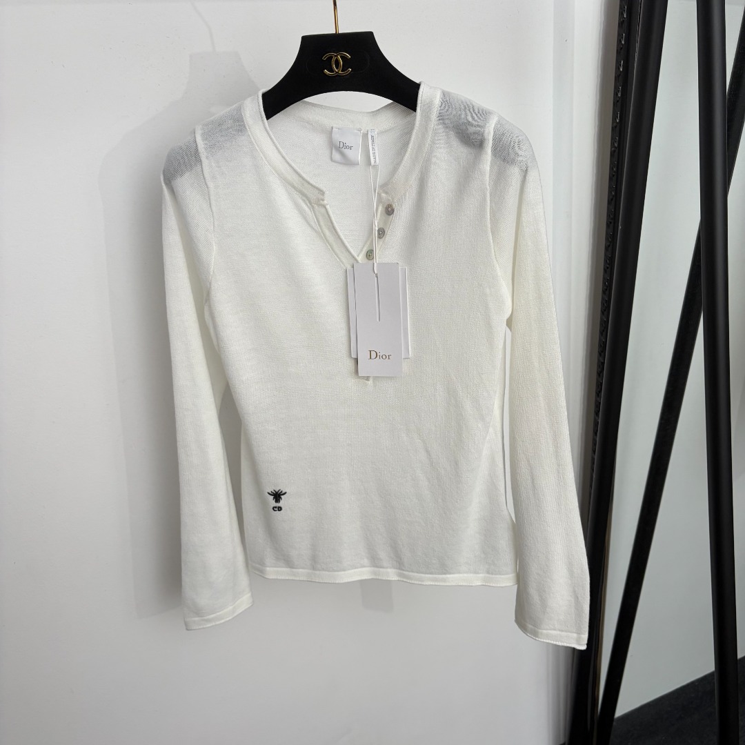 NO:943497,Style number 20265952 Dio* new CD bee embroidered half-cardigan long-sleeved sweater bottoming top, white, black, 36 38 40, [38 size bust 86, sleeve length 60, length 56; weight 0.150kg], Dior-clothing, dior, dior,19860909款号20265952 Dio*新款 CD小蜜蜂刺绣半开襟长袖针织衫打底上衣,白色,黑色,36 38 40,【38码胸围86,袖长60,长56；重量0.150kg】,迪奥-服装,dior,dior,,Women's clothing