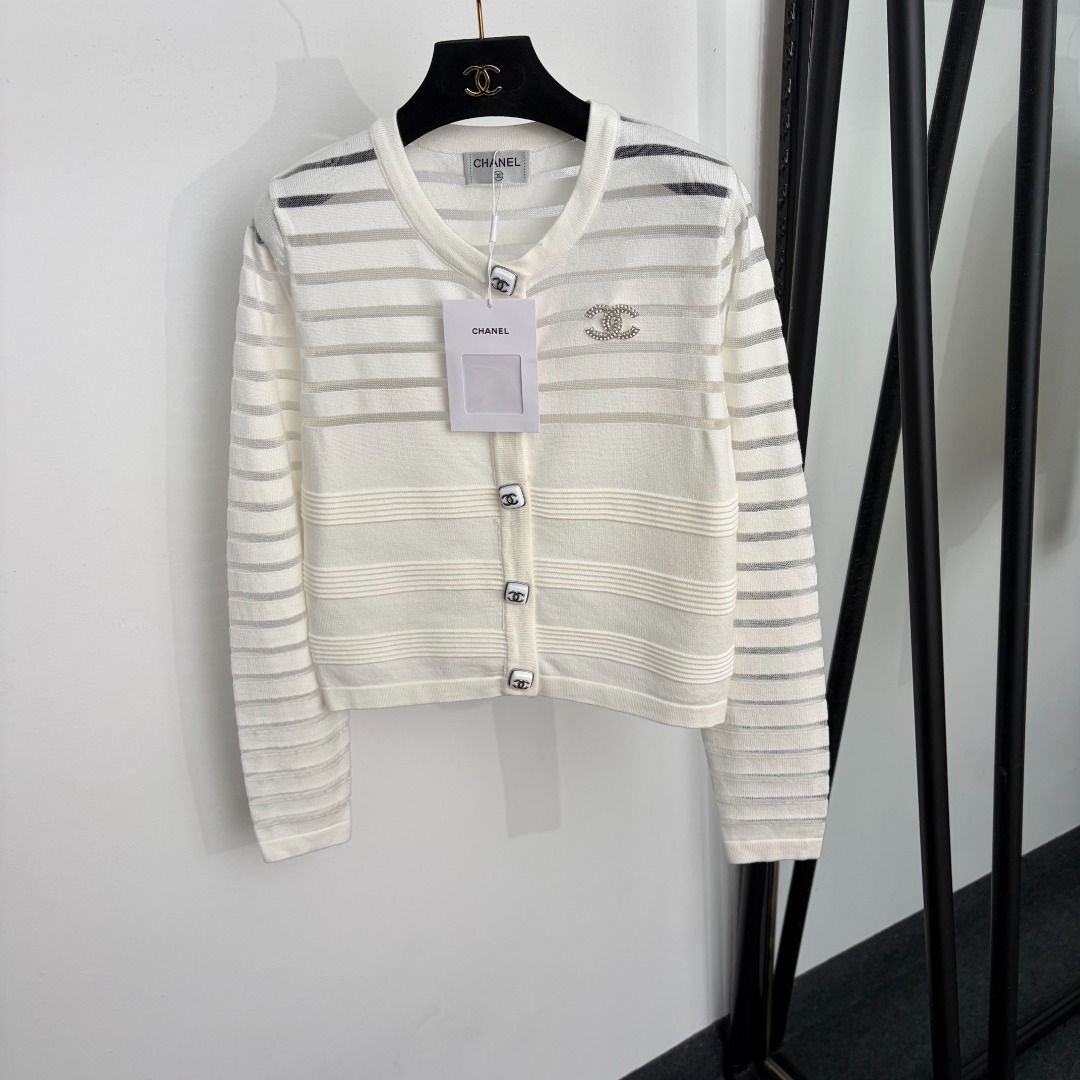 NO:943534,Model number 20265954 Chane* new diamond logo brooch small fragrant button see-through striped long-sleeved knitted cardigan, white, navy blue, [one size fits all shoulder width 37, bust 88, sleeve length 61, length 51; weight 0.330kg], Chanel-clothing, chanel, chanel, brooch, breastpin,19860909款号20265954 Chane*新款 镶钻logo胸针 小香纽扣透视条纹长袖针织开衫,白色,藏蓝色,【均码肩宽37,胸围88,袖长61,长51；重量0.330kg】,香奈儿-服装,chanel,chanel,brooch，breastpin,,Women's clothing