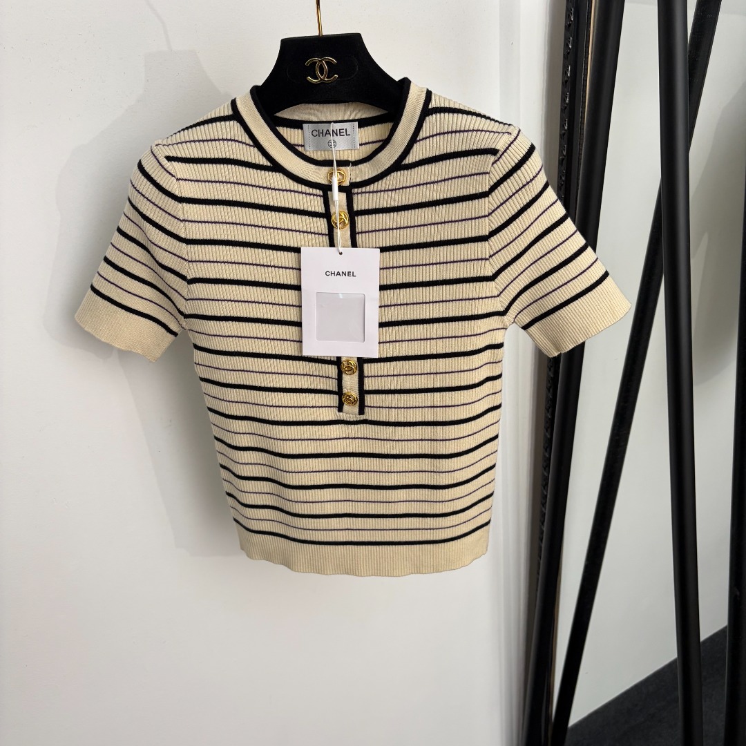NO:942749,Model No. 20265955 Chane*new style small fragrant button half placket striped short-sleeved sweater top, off-white, black, [one size fits all bust 70, sleeve length 21, length 50; weight 0.200kg], Chanel-clothing, chanel, chanel, T-shirt,19860909款号20265955 Chane*新款 小香纽扣半开襟条纹短袖针织衫 上衣,米白色,黑色,【均码胸围70,袖长21,长50；重量0.200kg】,香奈儿-服装,chanel,chanel,T-shirt,,Women's clothing