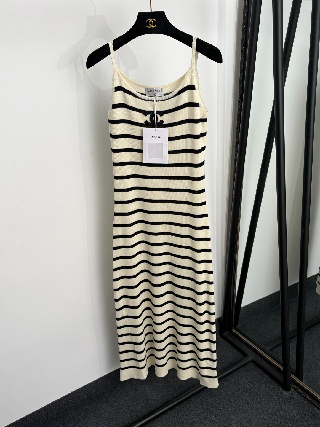 NO:943539,Model No. 20265957 Chane* new style Xiaoxiang logo embroidered striped knitted suspender dress, off-white, black, [One size fits all bust 70, length 122; weight 0.305kg], Chanel-clothing, chanel, chanel, skirts,19860909款号20265957 Chane*新款 小香logo刺绣条纹针织吊带连衣裙,米白色,黑色,【均码胸围70,长122；重量0.305kg】,香奈儿-服装,chanel,chanel,skirts,,Women's clothing