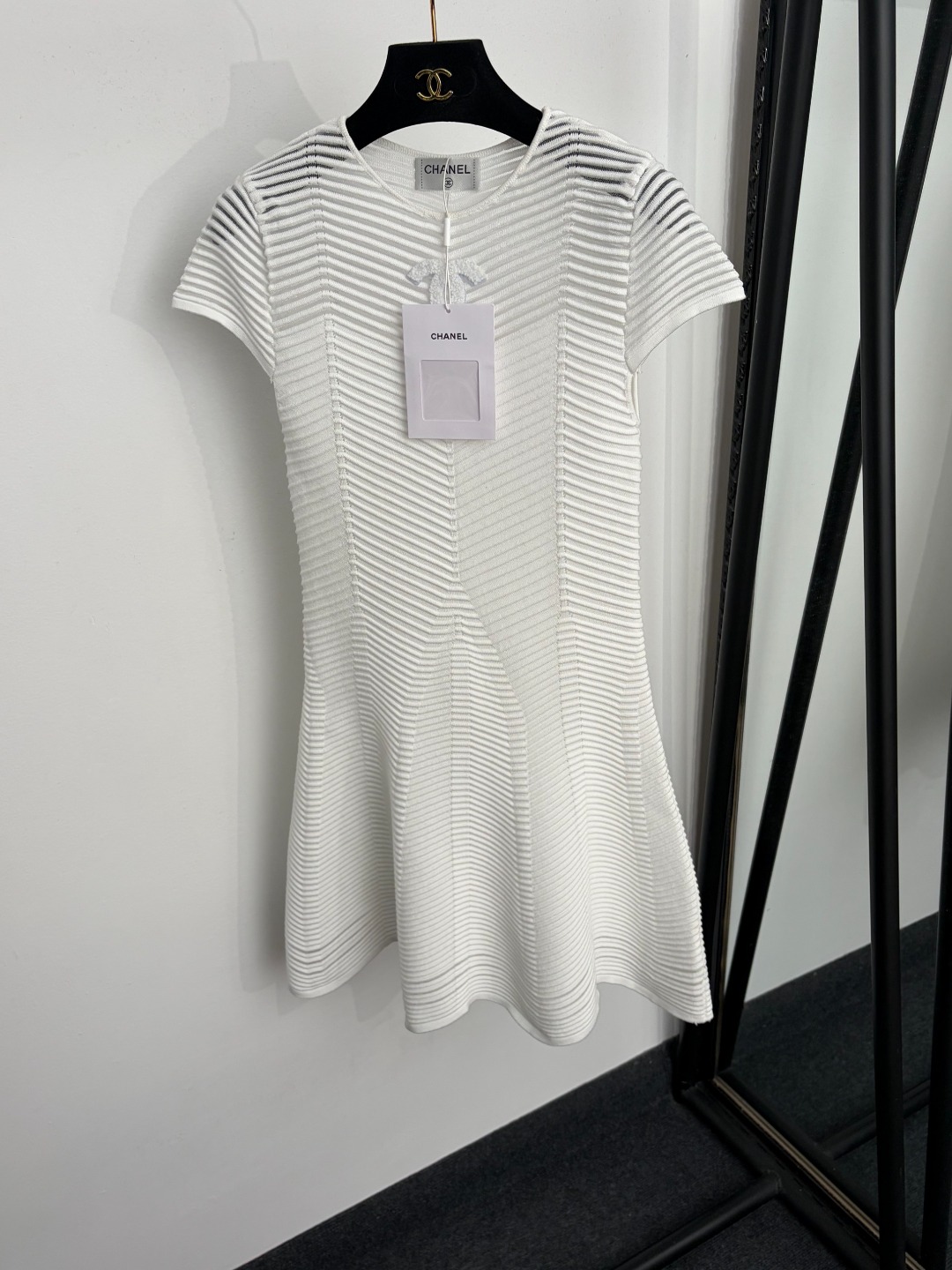 NO:943545,Model No. 20265959 Chane*new style Xiaoxiang logo patch see-through striped knitted waist short-sleeved dress, white, black, [One size fits all bust 66, sleeve length 11, length 87; weight 0.300kg], Chanel - clothing, chanel, chanel, skirts, T-shirt,19860909款号20265959 Chane*新款 小香logo贴布透视条纹针织收腰短袖连衣裙,白色,黑色,【均码胸围66,袖长11,长87；重量0.300kg】,香奈儿-服装,chanel,chanel,skirts,T-shirt,,Women's clothing