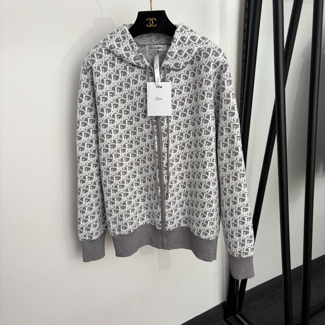 NO:943564,Model No. 20265960 Dio* new style presbyopic logo letter long-sleeved hooded sweater jacket, gray, blue, [One size fits all shoulder width 44, bust 120, sleeve length 64, length 67; weight 0.820kg], Dior-clothing, dior, dior, jackets & coats, hats,19860909款号20265960 Dio*新款 老花logo字母长袖连帽针织衫外套,灰色,蓝色,【均码肩宽44,胸围120,袖长64,长67；重量0.820kg】,迪奥-服装,dior,dior,jackets & coats,hats,,Women's clothing