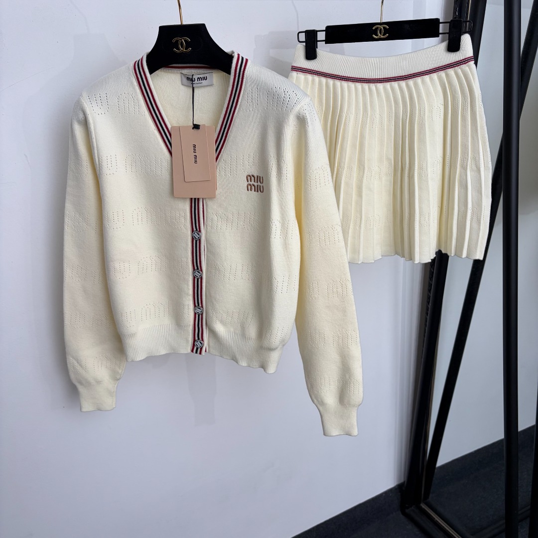 NO:943525,Model No. 20265963 Miumi* new suit, letter embroidered contrast color V-neck long-sleeved wool knitted cardigan + knitted pleated short skirt, off-white, SML, [M size shoulder width 36, bust 90, sleeve length 60, length 51; weight 0.430kg; waist 64 elastic, length 41; weight 0.300kg], Miumiu-clothing, miumiu, skirts,19860909款号20265963 Miumi*新款套装,字母刺绣撞色V领长袖羊毛针织开衫+针织百褶短半裙,米白色,SML,【M码肩宽36,胸围90,袖长60,长51；重量0.430kg；腰围64弹力,长41；重量0.300kg】,缪缪-服装,miumiu,skirts,,Women's clothing