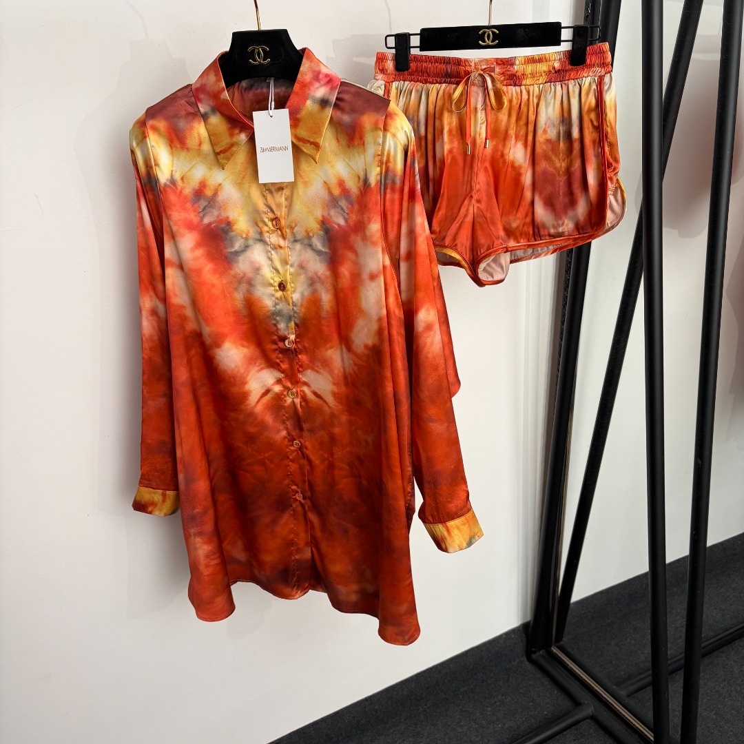 NO:943957,Model No. 20265980 Zimmermann's latest suit, gradient sfumato printed long-sleeved shirt + elastic waist shorts, red, S-XL, [S size bust 132, sleeve length 63, length 83; waist 68 elastic, length 31; weight 0.285kg], Zimmermann-clothing, shorts,19860909款号20265980 Zimmermann*新款套装,渐变色晕染印花长袖衬衣+松紧腰短裤,红色,S-XL,【S码胸围132,袖长63,长83；腰围68弹力,长31；重量0.285kg】,兹默曼-服装,shorts,,Women's clothing