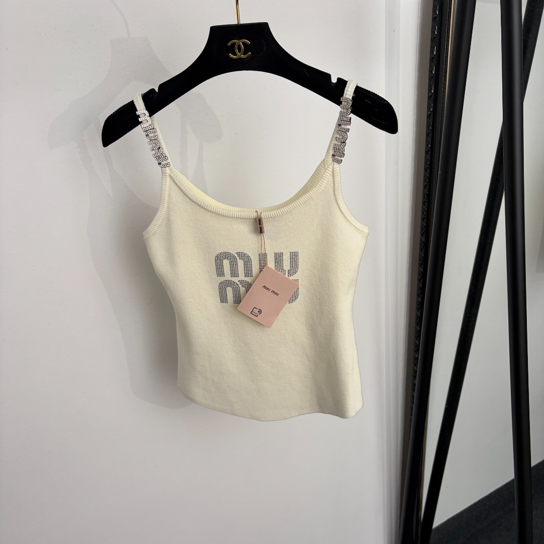 NO:943476,Model No. 20265999 Miumi* new style knitted camisole with hot diamond logo letters, off-white, black, [One size fits all bust 66, length 47; weight 0.165kg], Miumi-clothing, miumiu,19860909款号20265999 Miumi*新款 烫钻logo字母针织吊带背心,米白色,黑色,【均码胸围66,长47；重量0.165kg】,缪缪-服装,miumiu,,Women's clothing
