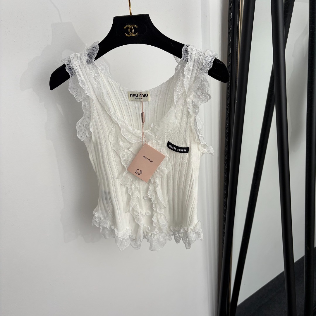 NO:943482,Model No. 20266000 Miumi* new style collar letter patch, lace lotus leaf stitching knitted vest, white, black, [One size fits all bust 64, length 39-45; weight 0.85kg], Miumiu-clothing, miumiu,19860909款号20266000 Miumi*新款 领标字母贴布 蕾丝荷叶拼接针织背心,白色,黑色,【均码胸围64,长39-45；重量0.85kg】,缪缪-服装,miumiu,,Women's clothing