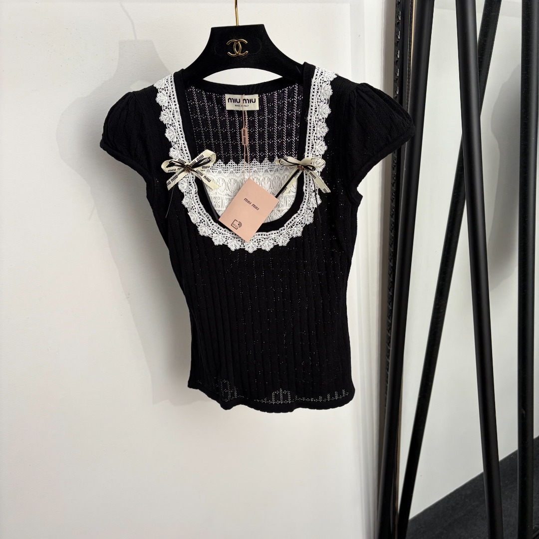 NO:943458,Model No. 20266005 Miumi* new style bow lace square neck short-sleeved sweater top, white, pink, gray, black, SML, [M size bust 72, sleeve length 9, length 53; weight 0.125kg], Miumiu-clothing, miumiu, T-shirt,19860909款号20266005 Miumi*新款 蝴蝶结蕾丝方领短袖针织衫 上衣,白色,粉色,灰色,黑色,SML,【M码胸围72,袖长9,长53；重量0.125kg】,缪缪-服装,miumiu,T-shirt,,Women's clothing