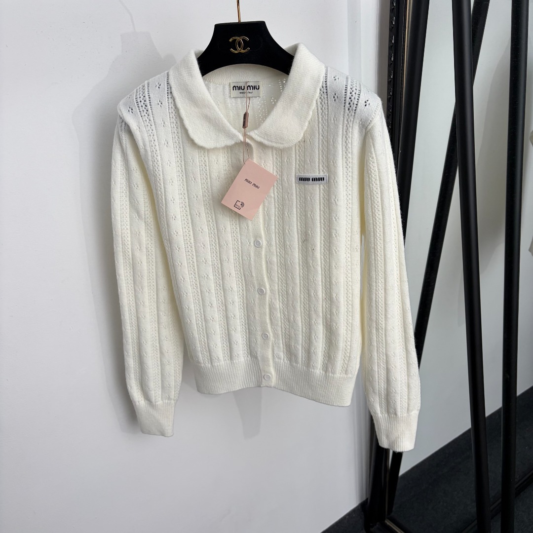 NO:943471,Model No. 20266008 Miumi* new style collar logo letter patch doll collar long-sleeved knitted cardigan, white, brown, red, gray, black, khaki, [one size fits all shoulder width 38, chest 90, sleeve length 59, length 55; weight 0.320kg], Miumi-clothing, miumiu,19860909款号20266008 Miumi*新款 领标字母贴布娃娃领长袖针织开衫,白色,咖色,红色,灰色,黑色,卡其色,【均码肩宽38,胸围90,袖长59,长55；重量0.320kg】,缪缪-服装,miumiu,,Women's clothing