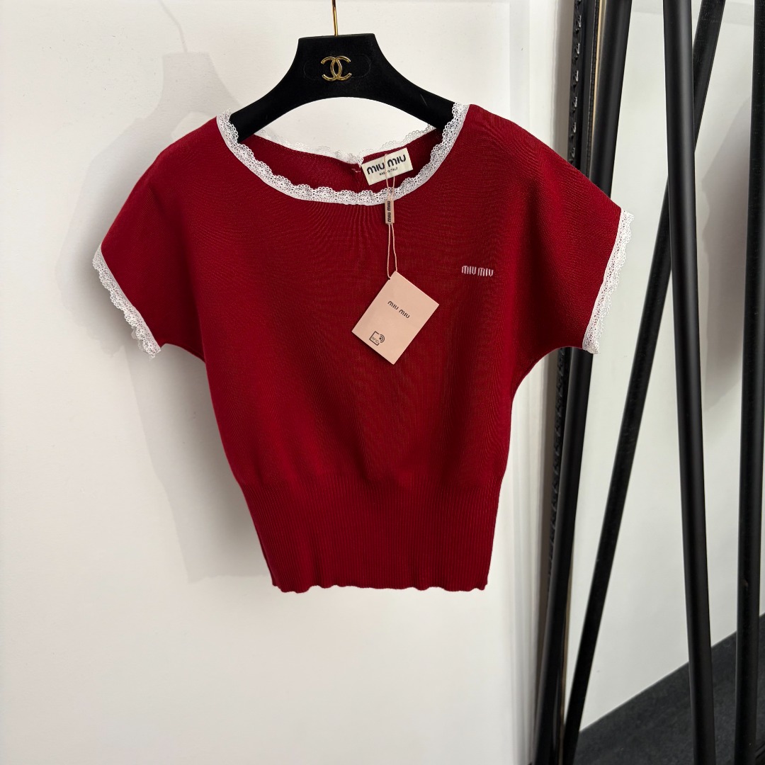 NO:943446,Model No. 20266017 Miumi* new logo letter lace collar back buttoned short-sleeved sweater top, off-white, red, gray, dark blue, [one size fits all bust 90, sleeve length 18, length 53; weight 0.200kg], Miumi-clothing, miumiu, T-shirt,19860909款号20266017 Miumi*新款 logo字母蕾丝领边 后背开扣短袖针织衫上衣,米白色,红色,灰色,深蓝色,【均码胸围90,袖长18,长53；重量0.200kg】,缪缪-服装,miumiu,T-shirt,,Women's clothing