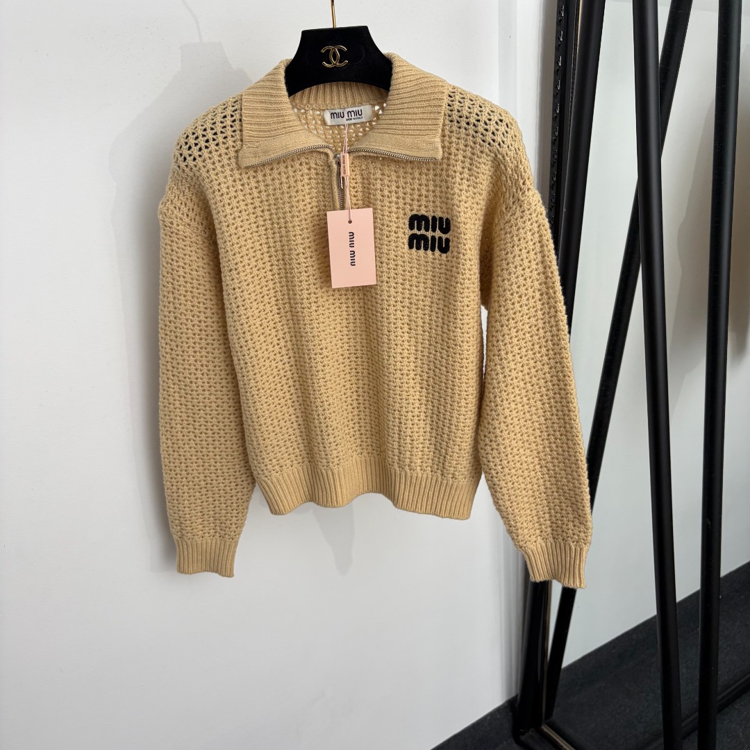 NO:943428,Model number 20266019 Miumi* new logo embroidered letter zipper lapel hollow long-sleeved sweater top, khaki, gray, [one size fits all shoulder width 48, bust 98, sleeve length 48, length 51; weight 0.405kg], Miumiu-clothing, miumiu,19860909款号20266019 Miumi*新款 logo刺绣字母拉链翻领镂空长袖针织衫 上衣,卡其色,灰色,【均码肩宽48,胸围98,袖长48,长51；重量0.405kg】,缪缪-服装,miumiu,,Women's clothing