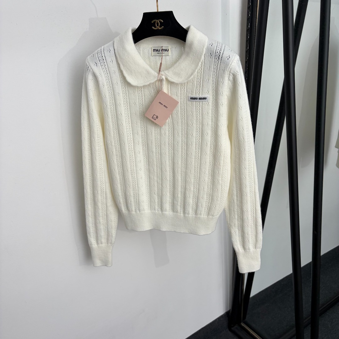 NO:943434,Model No. 20266020 Miumi* new style baby doll collar long-sleeved sweater top with collar logo, white, red, khaki, gray, black, brown, [one size fits all shoulder width 37, bust 88, sleeve length 62, length 54; weight 0.310kg], Miumiu-clothing, miumiu,19860909款号20266020 Miumi*新款 领标字母娃娃领长袖针织衫上衣,白色,红色,卡其色,灰色,黑色,咖啡色,【均码肩宽37,胸围88,袖长62,长54；重量0.310kg】,缪缪-服装,miumiu,,Women's clothing
