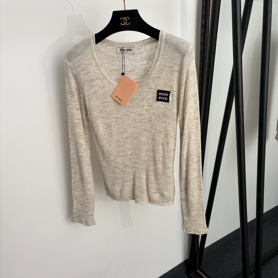 NO:943490,Model number 20266031 Miumi* new logo embroidered letter patch long-sleeved wool sweater bottoming top, apricot, gray black, 36 38 40, [size 38 shoulder width 36, bust 76, sleeve length 61, length 57; weight 0.160kg], Miumiu-clothing, miumiu,19860909款号20266031 Miumi*新款 logo刺绣字母贴布长袖羊毛针织衫 打底上衣,杏色,灰黑色,36 38 40,【38码肩宽36,胸围76,袖长61,长57；重量0.160kg】,缪缪-服装,miumiu,,Women's clothing