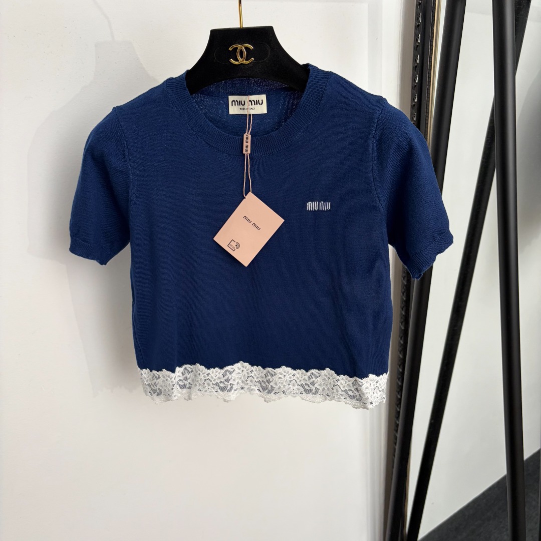NO:943470,Model number 20266063 Miumi* new logo letter lace splicing short-sleeved sweater top, off-white, red, gray, dark blue, [One size fits all bust 82, sleeve length 21, length 44; weight 0.120kg], Miumi-clothing, miumiu, T-shirt,19860909款号20266063 Miumi*新款 logo字母蕾丝拼接短袖针织衫上衣,米白色,红色,灰色,深蓝色,【均码胸围82,袖长21,长44；重量0.120kg】,缪缪-服装,miumiu,T-shirt,,Women's clothing