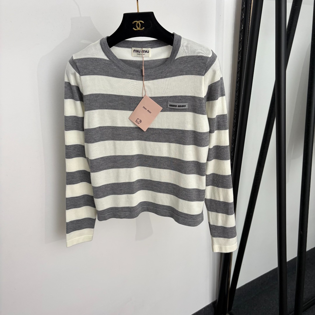 NO:943464,Model number 20266071 Miumi* new style collar logo letter striped long-sleeved sweater T-shirt, gray, red, navy blue, black, [one size fits all bust 82, sleeve length 55, length 50; weight 0.180kg], Miumi-clothing, miumiu, tees, t-shirt,19860909款号20266071 Miumi*新款 领标字母条纹长袖针织衫T恤,灰色,红色,藏蓝色,黑色,【均码胸围82,袖长55,长50；重量0.180kg】,缪缪-服装,miumiu,tees，t-shirt,,Women's clothing