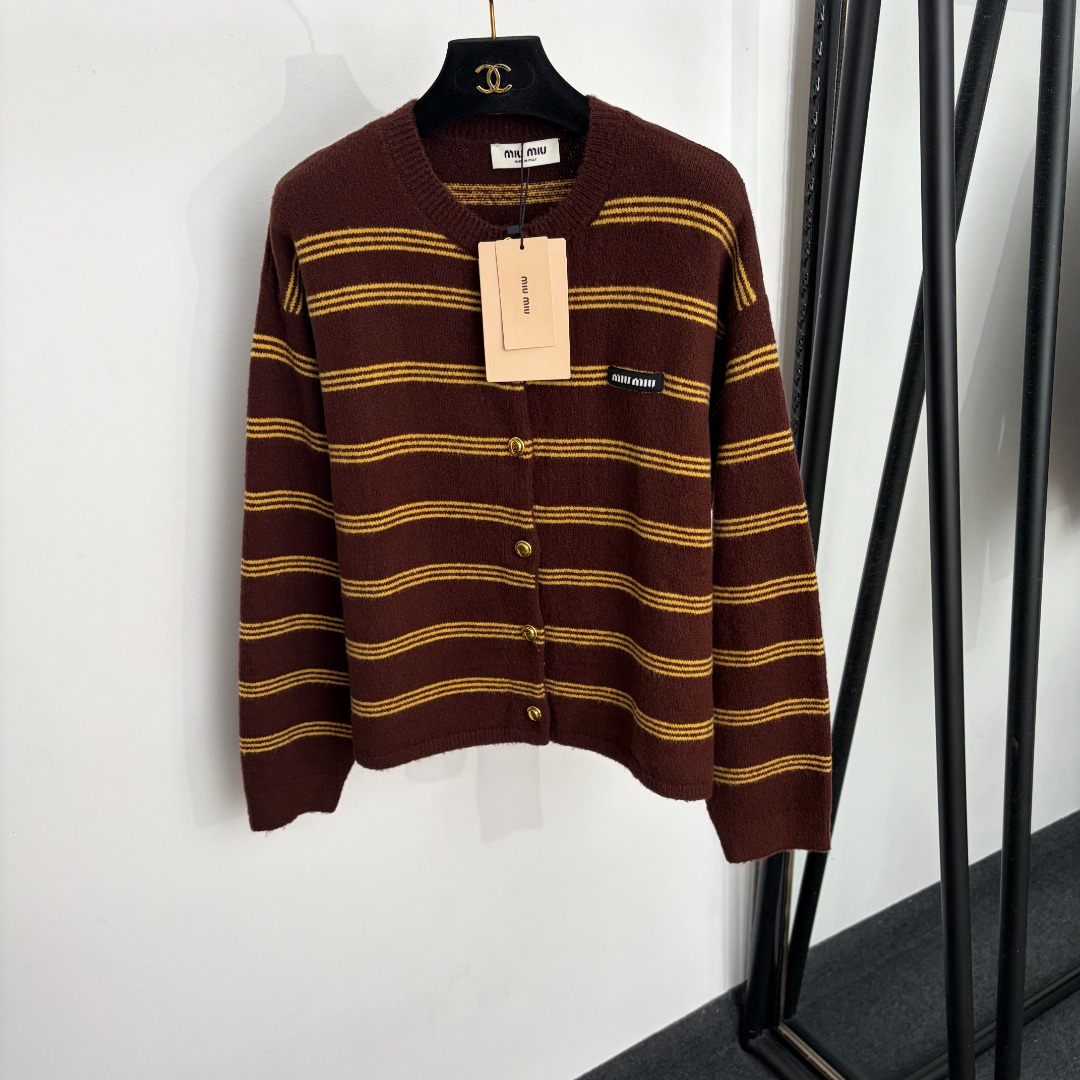 NO:943445,Model No. 20266074 Miumi* new style collar logo letter patch striped long-sleeved wool knitted cardigan, brown, SML, [M size shoulder width 50, chest 108, sleeve length 52, length 55; weight 0.500kg], Miumi-clothing, miumiu,19860909款号20266074 Miumi*新款 领标字母贴布条纹长袖羊毛针织开衫,咖啡色,SML,【M码肩宽50,胸围108,袖长52,长55；重量0.500kg】,缪缪-服装,miumiu,,Women's clothing