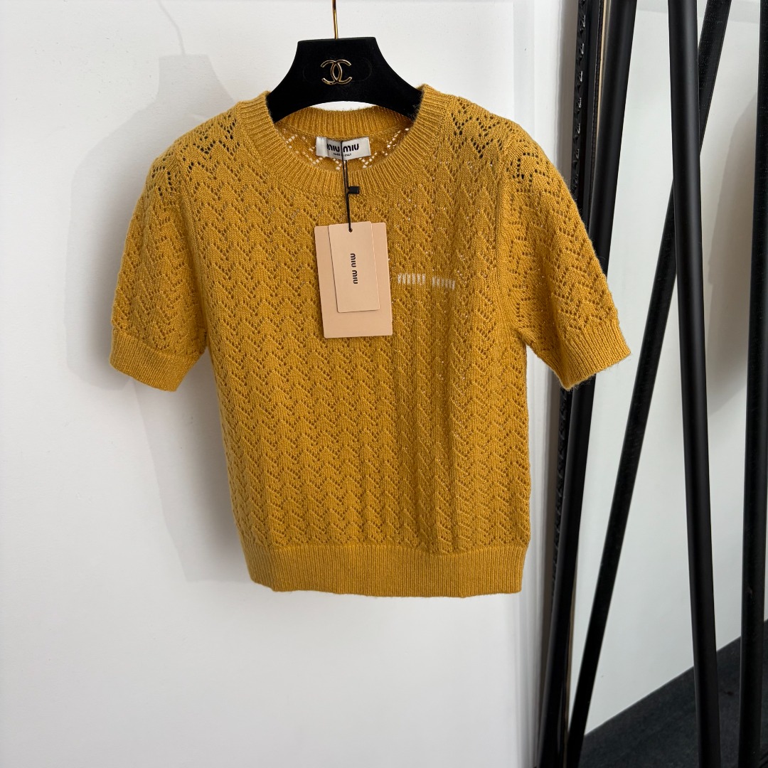 NO:943456,Model number 20266076 Miumi* new logo letter hollow short-sleeved wool sweater top, yellow, SML, [S size bust 82, sleeve length 23, length 52; weight 0.195kg], Miumi-clothing, miumiu, T-shirt,19860909款号20266076 Miumi*新款logo字母镂空短袖羊毛针织衫上衣,黄色,SML,【S码胸围82,袖长23,长52；重量0.195kg】,缪缪-服装,miumiu,T-shirt,,Women's clothing