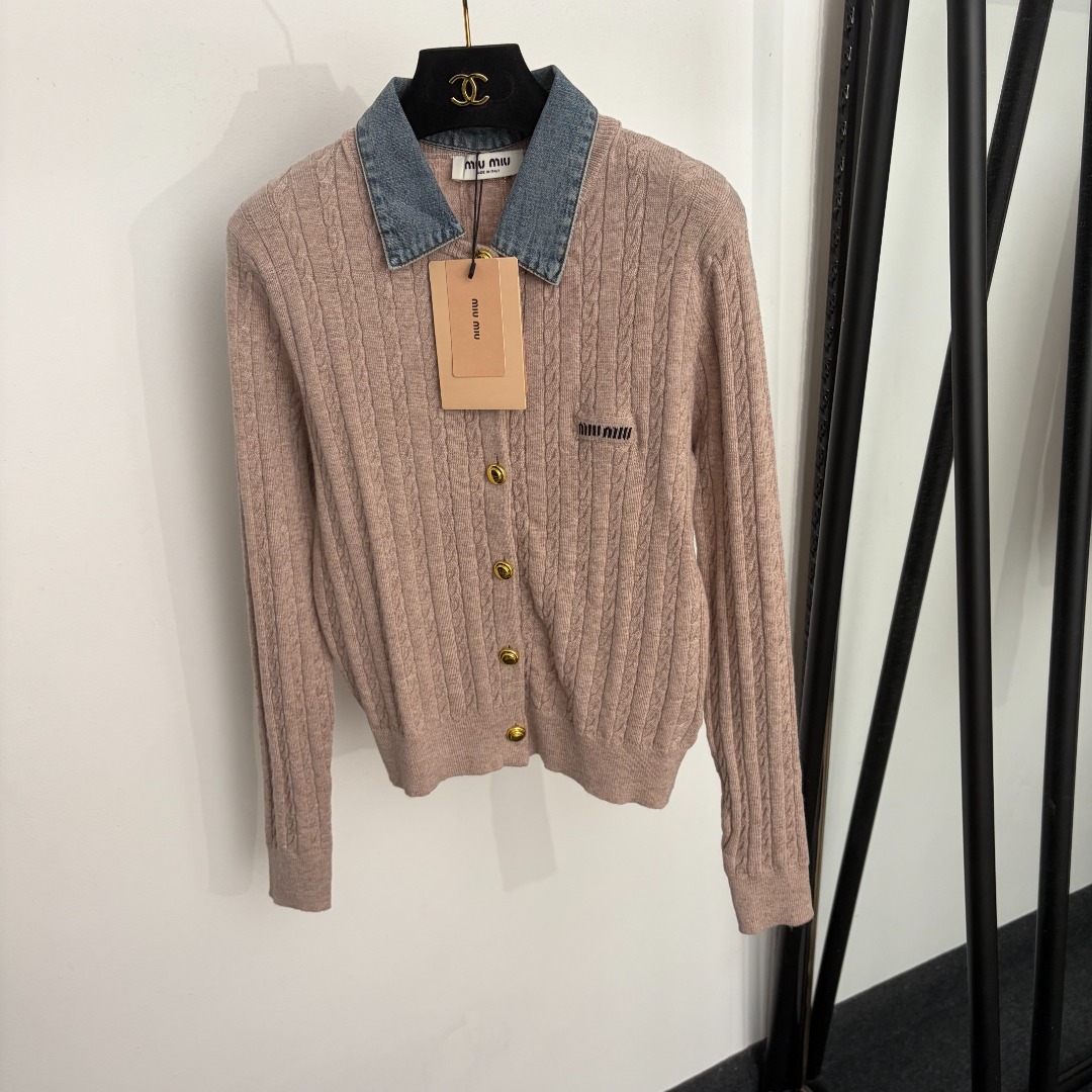 NO:943461,Model No. 20266078 Miumi* new twist denim splicing lapel long-sleeved wool knitted cardigan top, light pink, SML, [M size shoulder width 36, bust 88, sleeve length 61, length 54; weight 0.320kg], Miumi-clothing, miumiu,19860909款号20266078 Miumi*新款 麻花条牛仔拼接翻领长袖羊毛针织开衫 上衣,浅粉色,SML,【M码肩宽36,胸围88,袖长61,长54；重量0.320kg】,缪缪-服装,miumiu,,Women's clothing