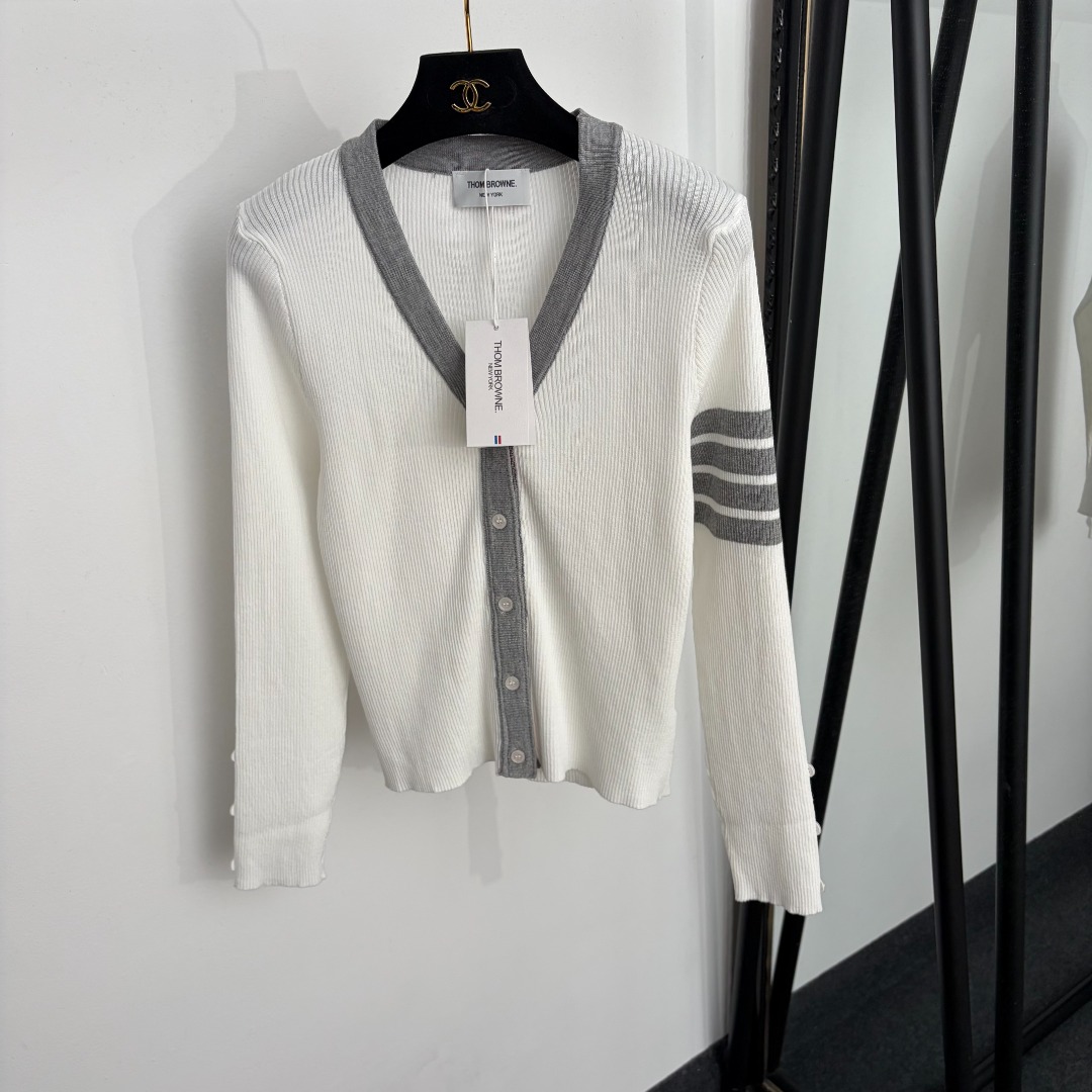 NO:943433,Style number 20266085 Thom Brown*TB new striped four-stripe contrasting color V-neck long-sleeved wool knitted cardigan, white, navy blue, 1 2 3, [1 size chest 76, sleeve length 58, length 55; weight 0.275kg], Thom Browne-clothing,thom browne,19860909款号20266085 Thom Brown*TB新款条纹四条杠撞色V领长袖羊毛针织开衫,白色,藏蓝色,1 2 3,【1码胸围76,袖长58,长55；重量0.275kg】,汤姆布朗-服装,thom browne,,Women's clothing