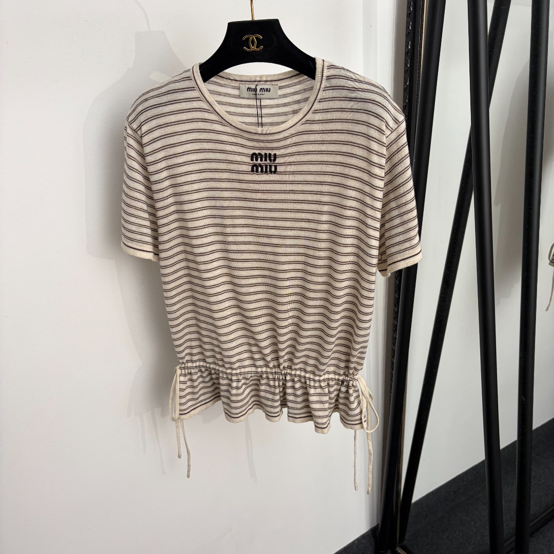 NO:943438,Model number 20266086 Miumi* new logo embroidered letter drawstring hem striped short-sleeved sweater top, apricot, light gray, dark gray, 36 38 40, [size 38 shoulder width 43, chest 98, sleeve length 19, length 58; weight 0.155kg], Miumi-clothing, miumiu, T-shirt,19860909款号20266086 Miumi*新款logo刺绣字母 抽绳下摆条纹短袖针织衫上衣,杏色,浅灰色,深灰色,36 38 40,【38码肩宽43,胸围98,袖长19,长58；重量0.155kg】,缪缪-服装,miumiu,T-shirt,,Women's clothing
