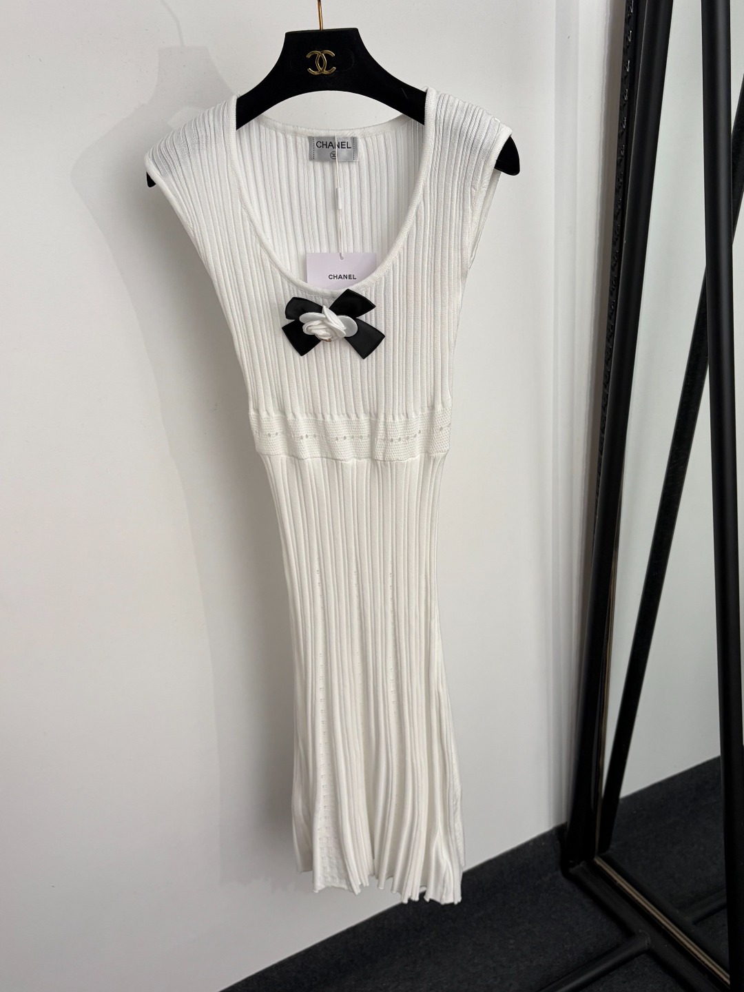 NO:943842,Model No. 20266094 Chane* new camellia corsage pit stripe knitted sleeveless vest dress, white, [One size fits all bust 56, length 98; weight 0.260kg], Chanel-clothing, chanel, chanel, skirts,19860909款号20266094 Chane*新款 山茶花胸花 坑条纹针织无袖背心连衣裙,白色,【均码胸围56,长98；重量0.260kg】,香奈儿-服装,chanel,chanel,skirts,,Women's clothing