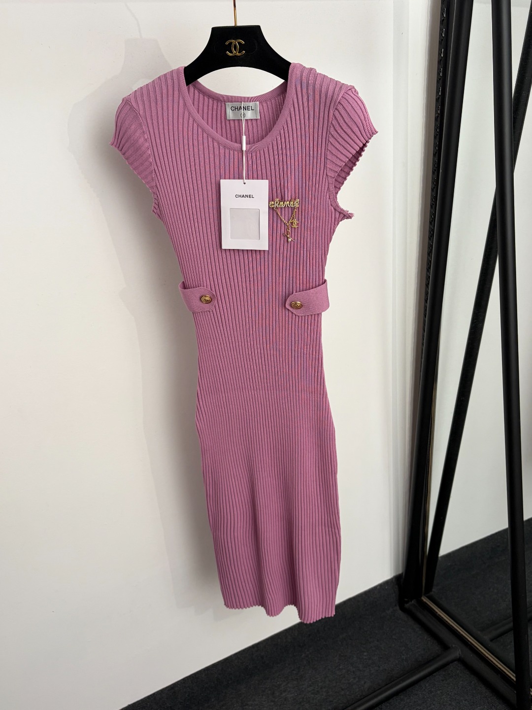 NO:943847,Model No. 20266095 Chane* new diamond letter brooch pit stripe hip waist waist knitted dress, pink, [one size fits all bust 70, length 103; weight 0.275kg], Chanel - clothing, chanel, chanel, skirts, brooch, breastpin,19860909款号20266095 Chane*新款 镶钻字母胸针 坑条纹包臀收腰针织连衣裙,粉红色,【均码胸围70,长103；重量0.275kg】,香奈儿-服装,chanel,chanel,skirts,brooch，breastpin,,Women's clothing