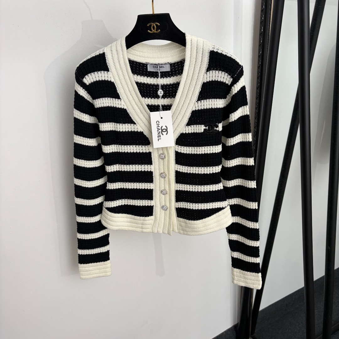 NO:943852,Model No. 20266099 Chane* new camellia button V-neck long-sleeved striped knitted cardigan, black, white, [one size fits all bust 84, sleeve length 56, length 46; weight 0.370kg], Chanel - Clothing, chanel, chanel,19860909款号20266099 Chane*新款 山茶花纽扣V领长袖条纹针织开衫,黑色,白色,【均码胸围84,袖长56,长46；重量0.370kg】,香奈儿-服装,chanel,chanel,,Women's clothing