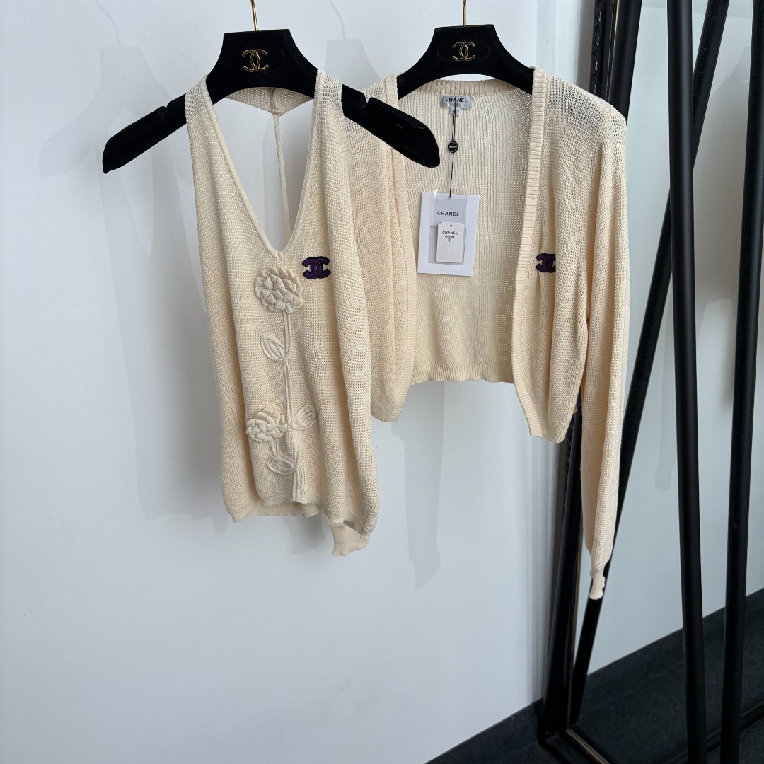 NO:943858,Model No. 20266101 Chane* new set, Xiaoxiang logo patch long-sleeved knitted cardigan + three-dimensional flower halter knitted vest, off-white, dark brown, [One size fits all, bust 68, length 50; shoulder width 36, bust 84, sleeve length 62, length 42; weight 0.435kg], Chanel - Clothing, chanel, chanel,19860909款号20266101 Chane*新款套装,小香logo贴布长袖针织开衫+立体花朵挂脖针织背心,米白色,深咖色,【均码胸围68,长50；肩宽36,胸围84,袖长62,长42；重量0.435kg】,香奈儿-服装,chanel,chanel,,Women's clothing