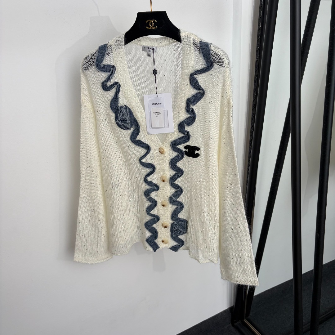 NO:943838,Model No. 20266104 Chane* new sequined denim splicing V-neck long-sleeved knitted cardigan, off-white, brown, 36 38 40, [size 38 shoulder width 57, bust 110, sleeve length 51, length 58; weight 0.210kg], Chanel-clothing, chanel, chanel,19860909款号20266104 Chane*新款 亮片镶嵌牛仔拼接V领长袖针织开衫,米白色,咖色,36 38 40,【38码肩宽57,胸围110,袖长51,长58；重量0.210kg】,香奈儿-服装,chanel,chanel,,Women's clothing