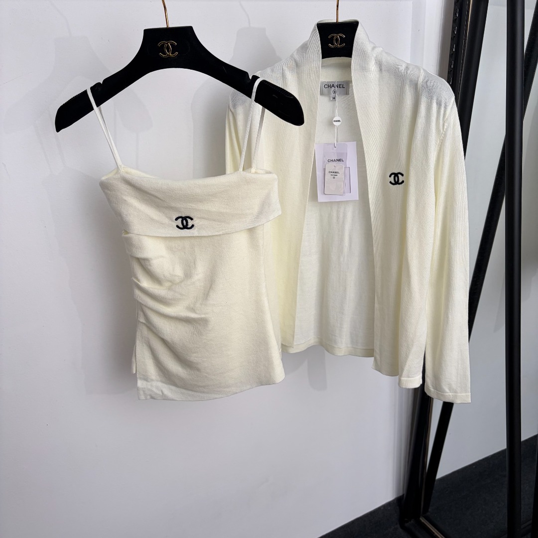 NO:943831,Style number 20266106 Chane* new suit, Xiaoxiang logo embroidered long-sleeved knitted cardigan + slim-fitting camisole, off-white, black, 36 38 40, [38 size bust 60, length 47; shoulder width 37, bust 88, sleeve length 56, length 55; weight 0.340kg], Chanel - clothing, chanel, chanel,19860909款号20266106 Chane*新款套装,小香logo刺绣长袖针织开衫+修身吊带背心,米白色,黑色,36 38 40,【38码胸围60,长47；肩宽37,胸围88,袖长56,长55；重量0.340kg】,香奈儿-服装,chanel,chanel,,Women's clothing