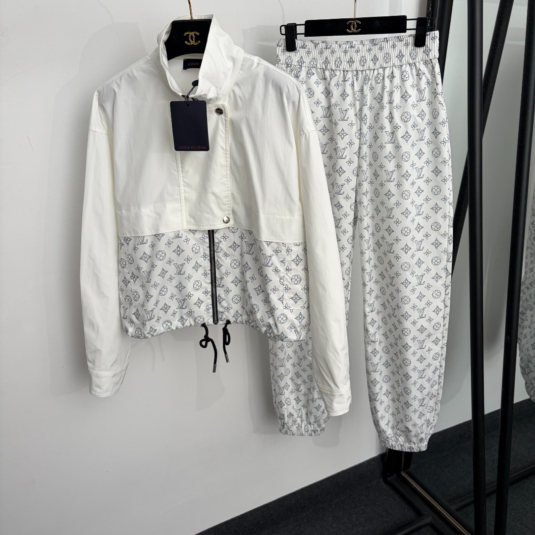 NO:943941,Model number 20266112 LV* new sports suit, presbyopic logo printed short long-sleeved windbreaker jacket + elastic waist trousers, white, gray, apricot, brown, S-XL, [M size shoulder width 54, bust 120, sleeve length 57, length 55; waist 66 elastic, length 101; weight 0.645kg], Louis Vuitton-clothing, louis vuitton, louis  vuitton,jackets & coats,19860909款号20266112 LV*新款运动套装,老花logo印花短款长袖风衣外套+松紧腰束脚长裤,白色,灰色,杏色,棕色,S-XL,【M码肩宽54,胸围120,袖长57,长55；腰围66弹力,长101；重量0.645kg】,路易威登-服装,louis vuitton,louis vuitton,jackets & coats,,Women's clothing