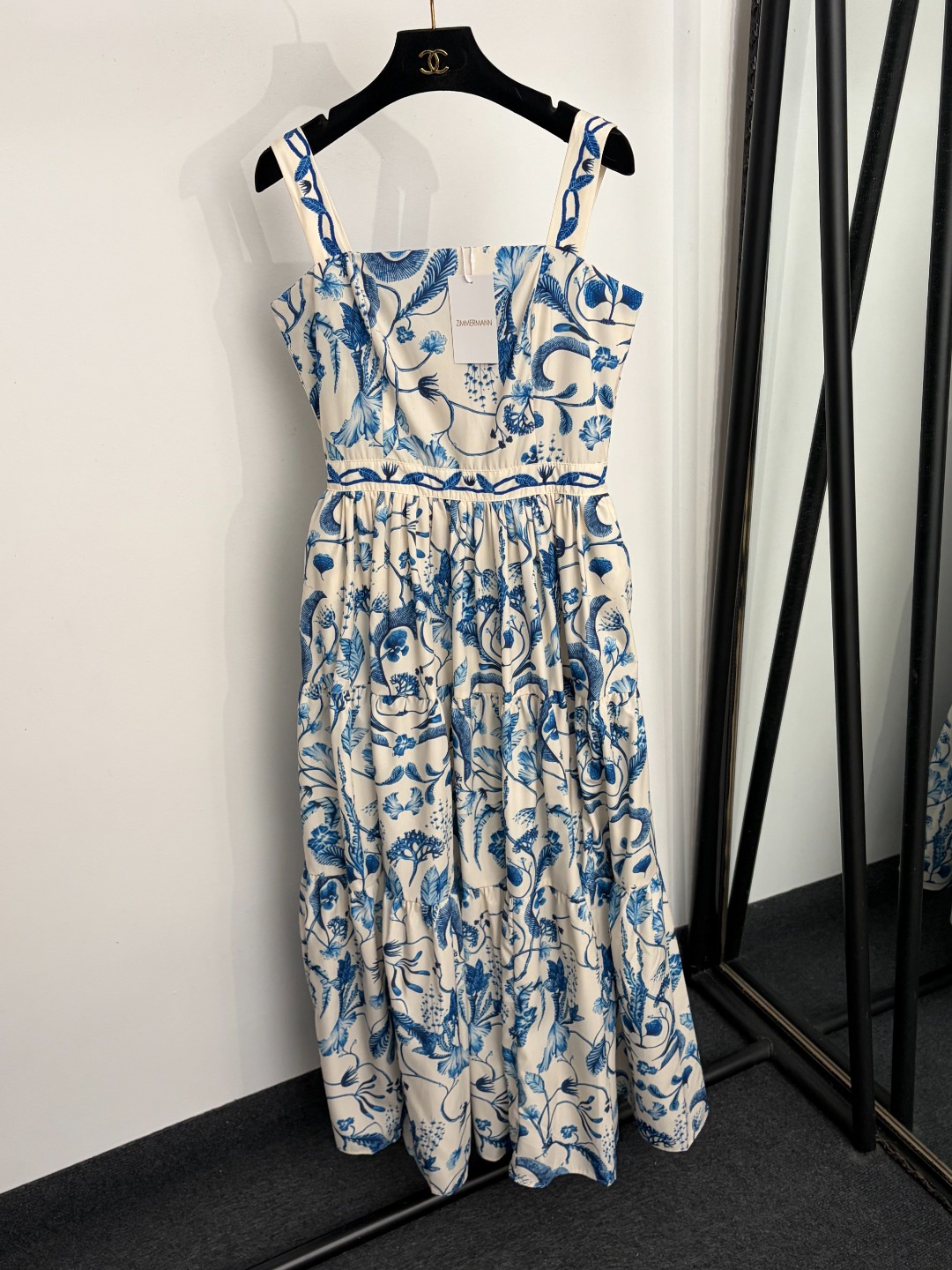 NO:943380,Model number 20266118 Zimmermann's latest blue retro floral print waist suspender dress long skirt, white, S-XL, [M size bust 86, waist 70, length 130; weight 0.765kg], Zimmermann-clothing, skirts,19860909款号20266118 Zimmermann*新款 蓝色复古花卉印花收腰吊带连衣裙 长裙,白色,S-XL,【M码胸围86,腰围70,长130；重量0.765kg】,兹默曼-服装,skirts,,Women's clothing