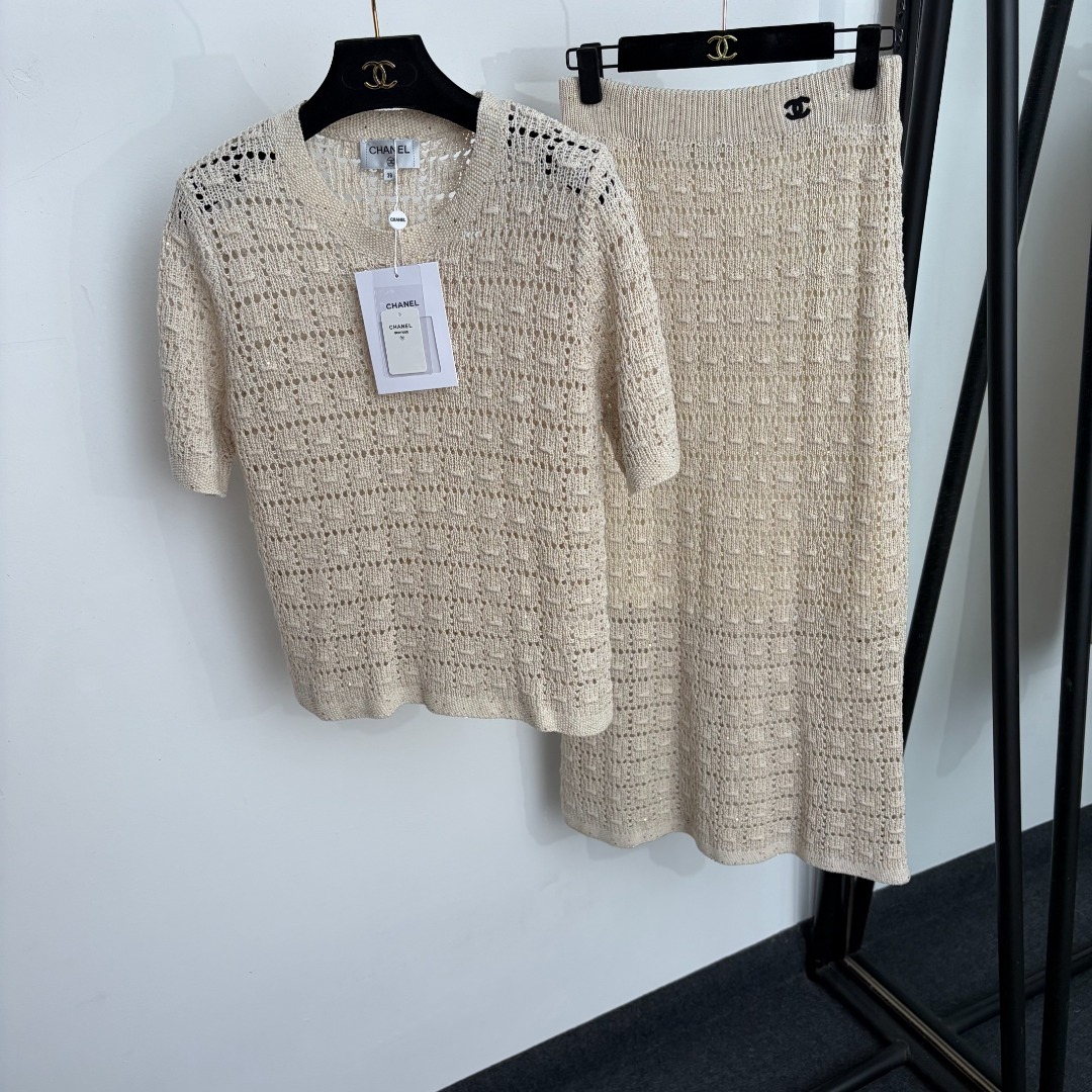 NO:943860,Model No. 20266149 Chane* new set, Xiaoxiang logo embroidered hollow short-sleeved sweater top + high-waisted knitted skirt, apricot color, coffee color, 36 38  40, [Size 36, shoulder width 36, chest 86, sleeve length 26, length 56; weight 0.305kg; waist 66 elastic, length 88; weight 0.520kg], Chanel-clothing, chanel, chanel, skirts, T-shirt,19860909款号20266149 Chane*新款套装,小香logo刺绣镂空短袖针织衫上衣+高腰针织半裙,杏色,咖色,36 38 40,【36码肩宽36,胸围86,袖长26,长56；重量0.305kg；腰围66弹力,长88；重量0.520kg】,香奈儿-服装,chanel,chanel,skirts,T-shirt,,Women's clothing