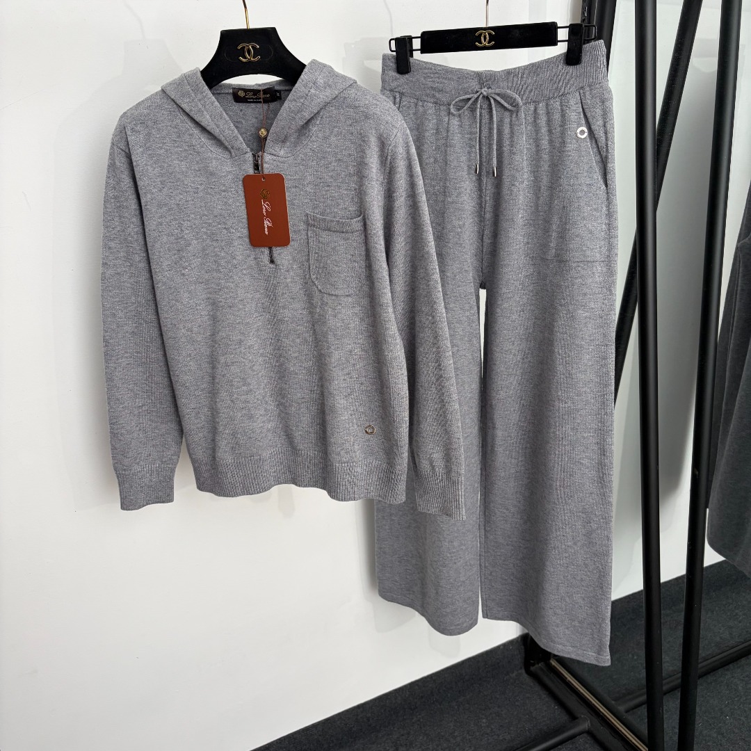 NO:946660,Model No. 20266175 Loro Piana*LP new knitted suit, metal hoop decorated long-sleeved hooded half-zip pullover sweatshirt + high-waisted knitted trousers, off-white, black, brown, brown, gray, S-XL, [M size shoulder width 42, chest 106, sleeve length 56, length 60; waist 68 elastic, length 105; weight 0.975kg], women's clothing, loro  piana,loro piana,hoodie,sweatshirts,hats,19860909款号20266175 Loro Piana*LP新款针织套装,金属圈圈装饰长袖连帽半拉链套头针织衫卫衣+高腰针织长裤,米白色,黑色,咖啡色,咖色,灰色,S-XL,【M码肩宽42,胸围106,袖长56,长60；腰围68弹力,长105；重量0.975kg】,女装,loro piana,loro piana,hoodie,sweatshirts,hats,,Women's clothing