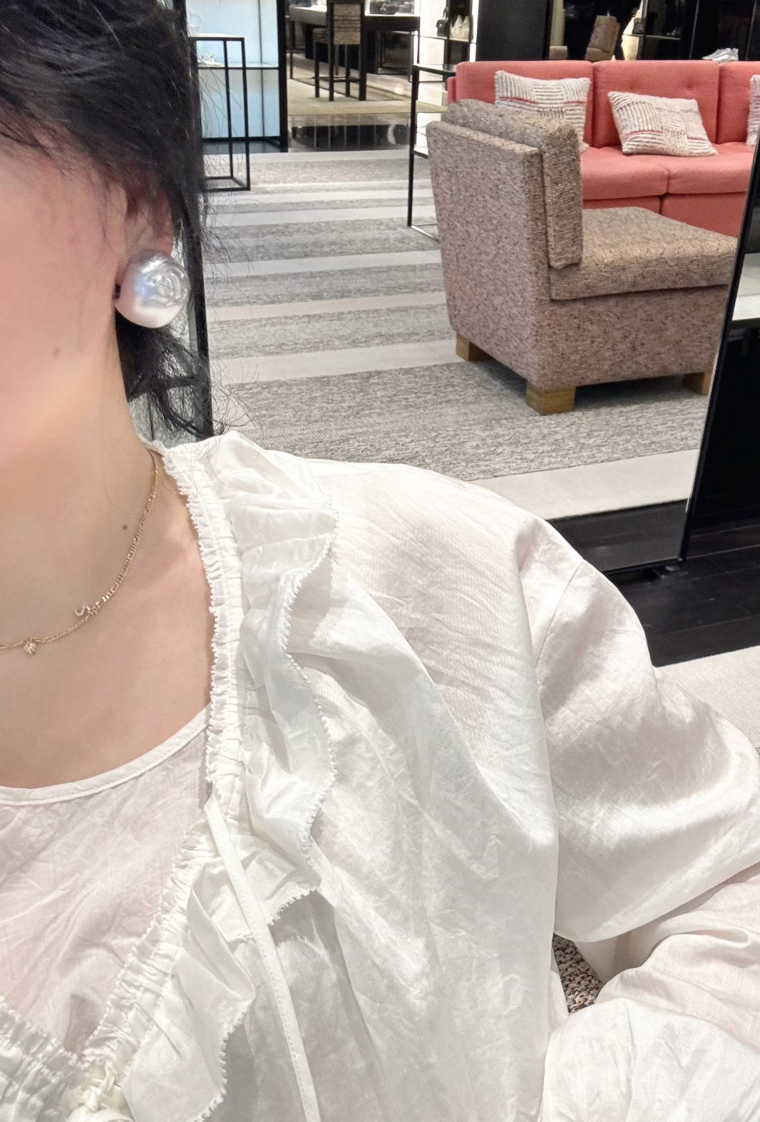 NO:635110,The largest size of 25C pearl earrings is 3cm in diameter. It is so fashionable to wear it on the upper body, Cartier high-end jewelry.1986090925C珍珠耳钉最大号 直径3cm 佩戴上身立马拉高段位太时髦了,,卡迪亚高端饰品,Jewelry