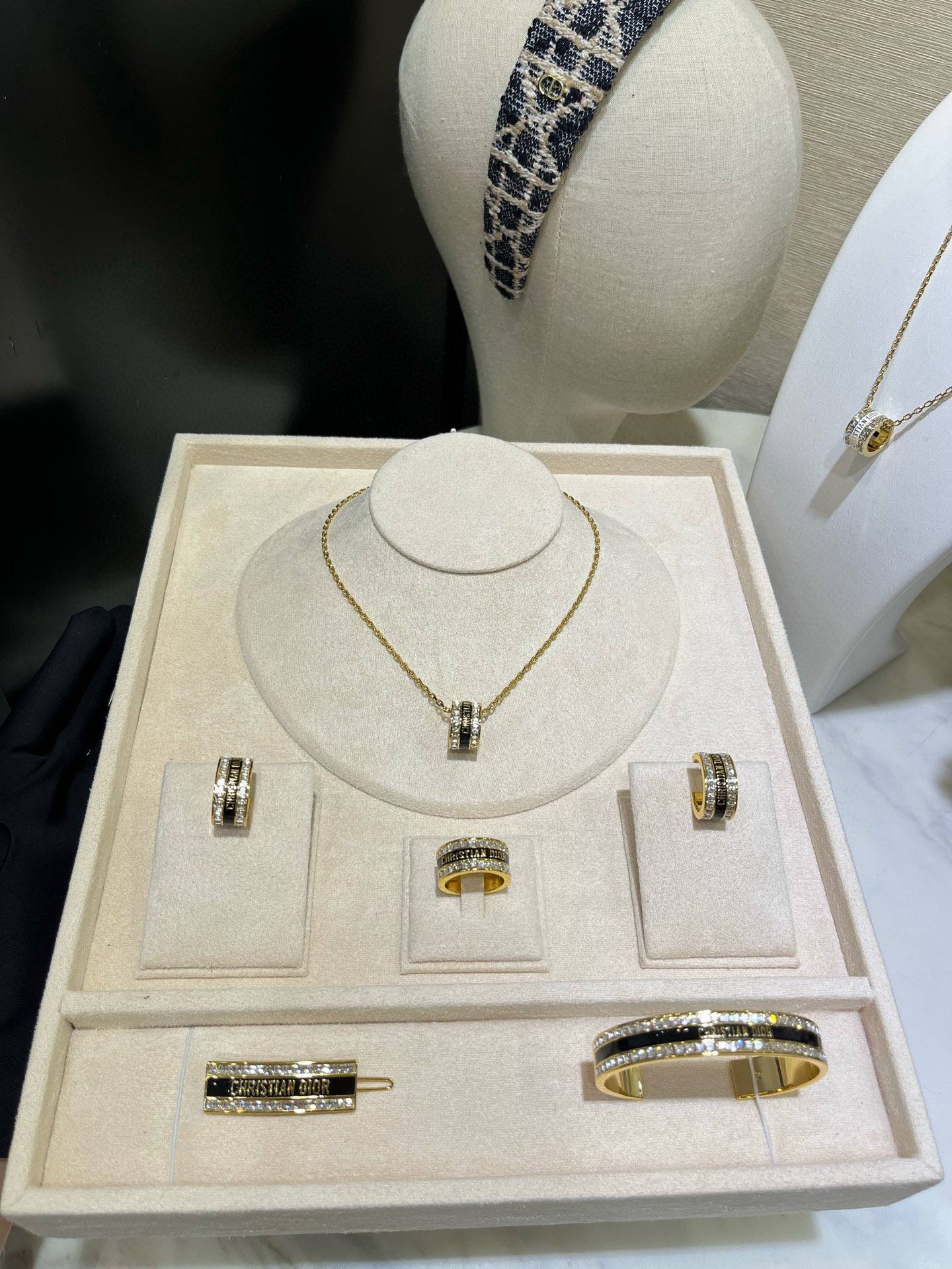 r25年新品黑色珐琅全家福合集\n\n\n珐琅字母x排钻戴出低调贵气老钱风\n