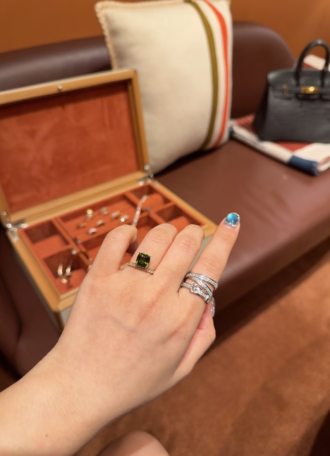 NO:635800,Etriviere three-layer belt buckle ring wearing effect, ring, Cartier high-end jewelry19860909Etriviere三层皮带扣戒指佩戴效果,,ring,卡迪亚高端饰品,Jewelry