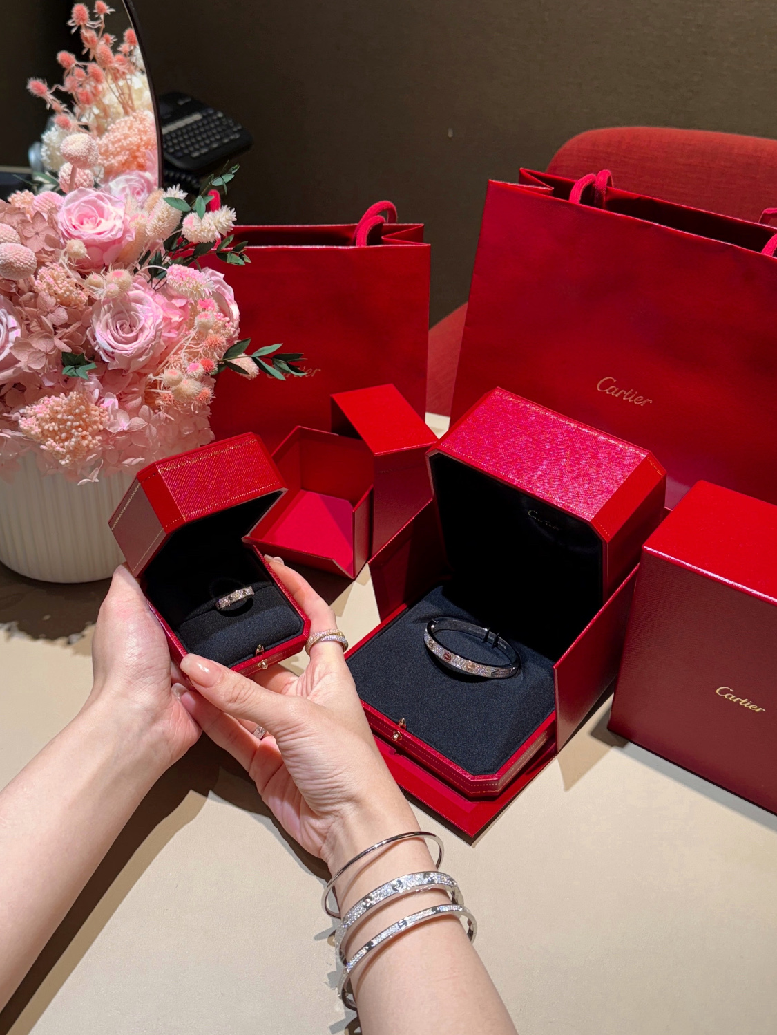 NO:635309,The silver and white gold diamond-filled wide bracelet is so sparkly and beautiful that it firmly catches the eye, bracelet, Cartier high-end jewelry19860909银色白金色爆钻满天星宽版手镯 太闪太美了牢牢的抓住眼球,,bracelet,卡迪亚高端饰品,Jewelry