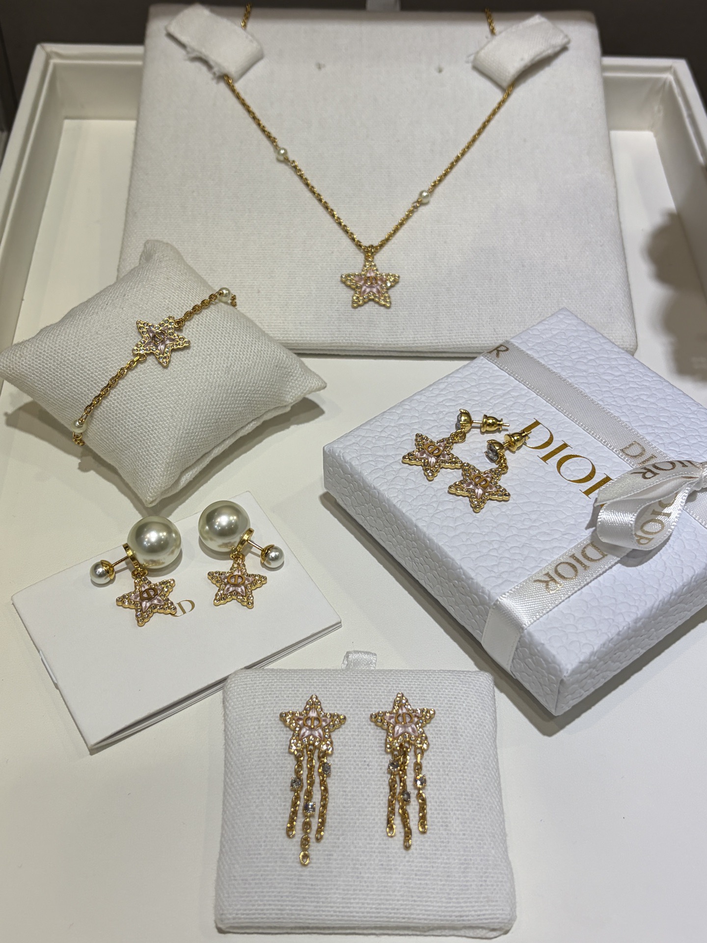 圣诞限定新款粉色五角星合集\n\n项链、耳环、手链一系列现货都有\n圣诞星星✨颜值很高一套all了