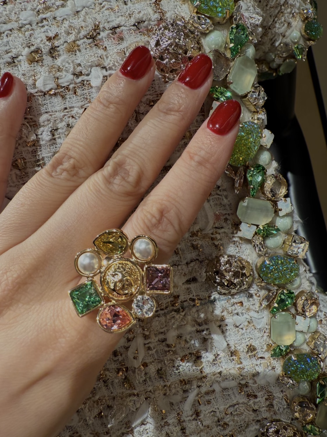 NO:688818,The 26c colored diamond ring is very rich and beautiful. When you put it on, you will feel like a high-quality colored diamond. Ring is a high-end Cartier jewelry.1986090926c彩钻戒指很富贵很漂亮 戴上手完全就是高珠彩宝即视感,,ring,卡迪亚高端饰品,Jewelry