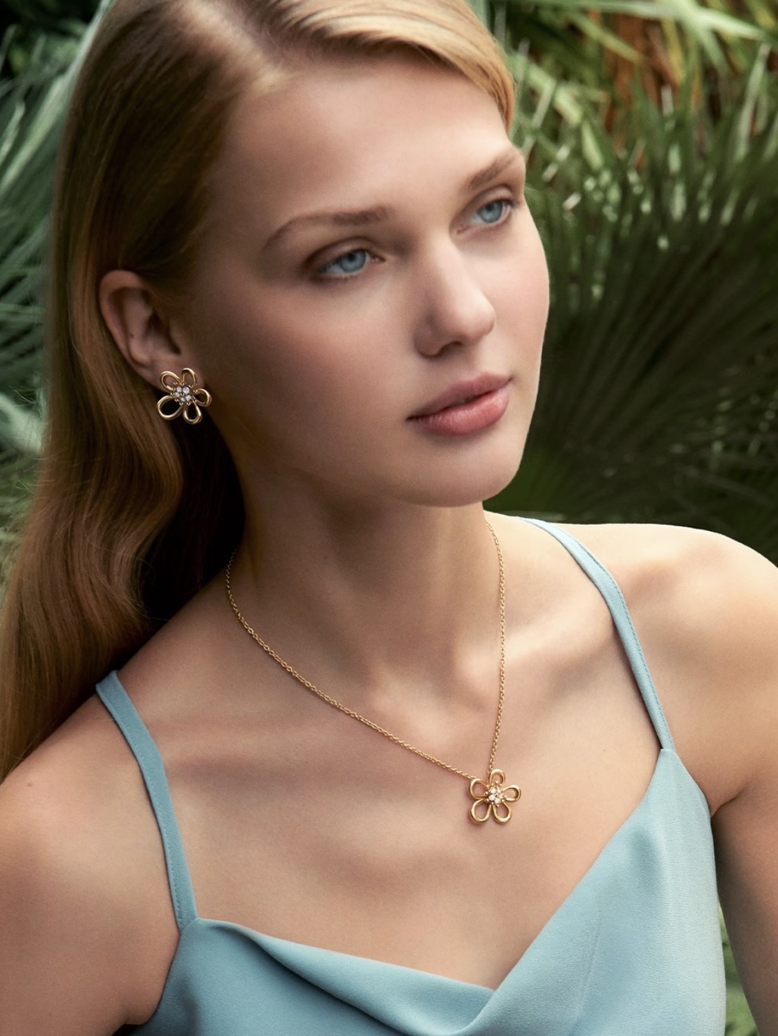 NO:720500,The wearing effect of golden rich flower necklace, necklace, Cartier high-end jewelry19860909金色富贵花项链佩戴效果,,necklace,卡迪亚高端饰品,Jewelry