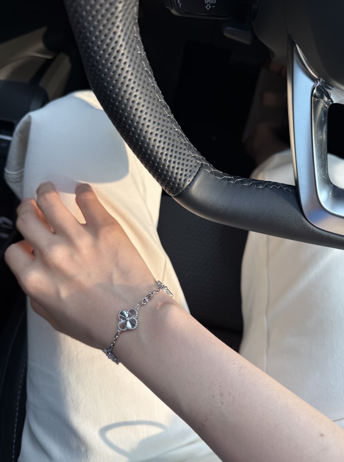 NO:721118,Stylish and personalized laser five-flower bracelet, bracelet, Cartier high-end jewelry19860909时髦又个性的镭射五花手链,,bracelet,卡迪亚高端饰品,Jewelry