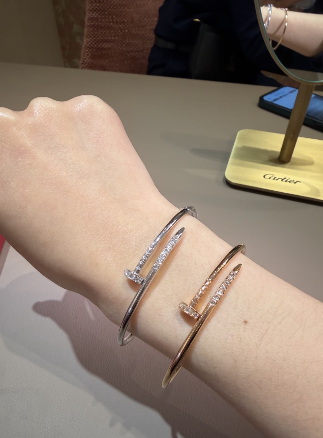 NO:754778,The new thin version of the inverted diamond nail bracelet in white gold is very low-key and elegant, bracelet, Cartier high-end jewelry19860909新款细版倒置镶钻钉子手镯白金色很低调贵气,,bracelet,卡迪亚高端饰品,Jewelry