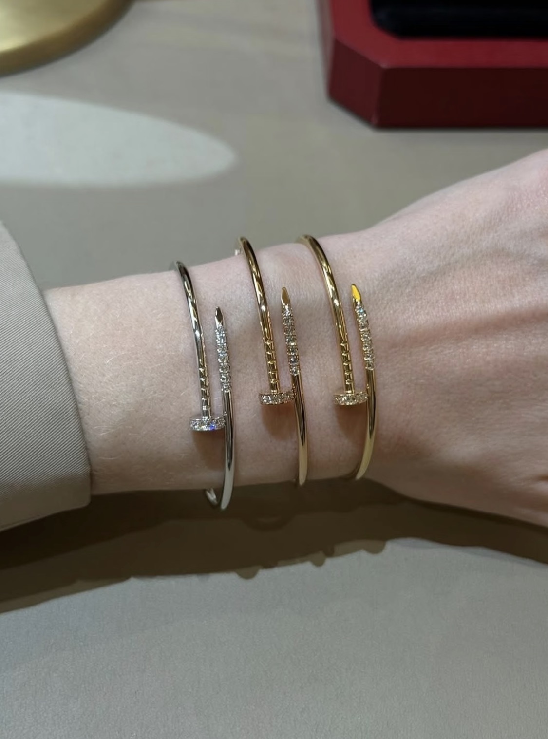 NO:754780,This golden nail bracelet has a strong sense of wealth and beauty. It is very suitable for stacking, bracelets, and high-end Cartier jewelry.19860909富贵美女感很强的金色钉子手镯 很适合叠戴,,bracelet,卡迪亚高端饰品,Jewelry
