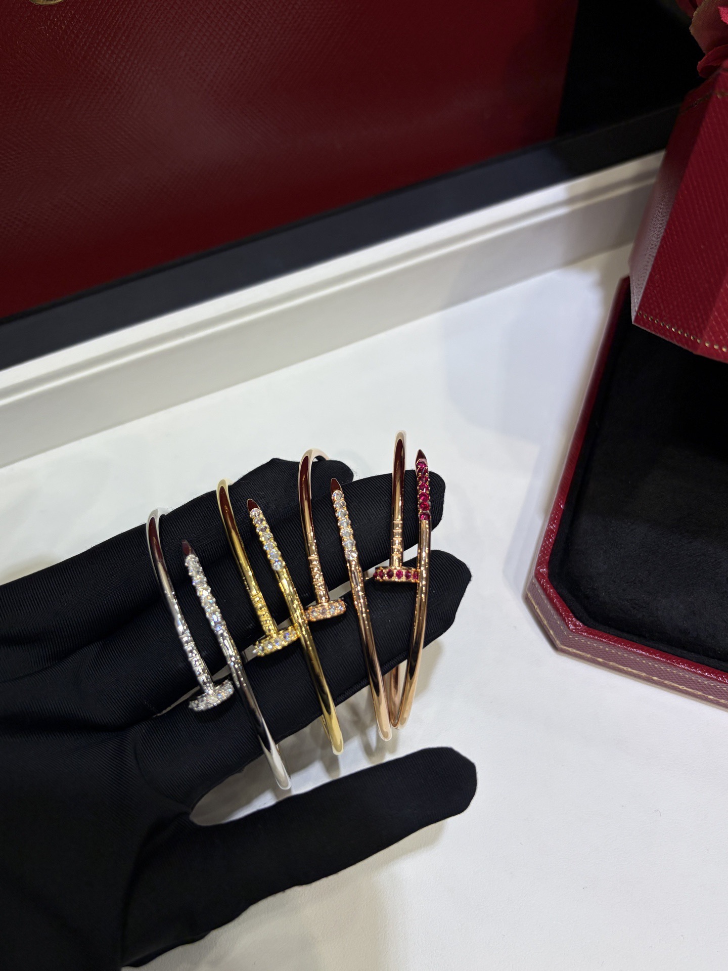 新款带钻细版钉子手镯四色合集\n\n钉头钉尾的水钻采用了倒置镶嵌的工艺\nblingbling闪耀干净✨单戴叠戴都是绝美