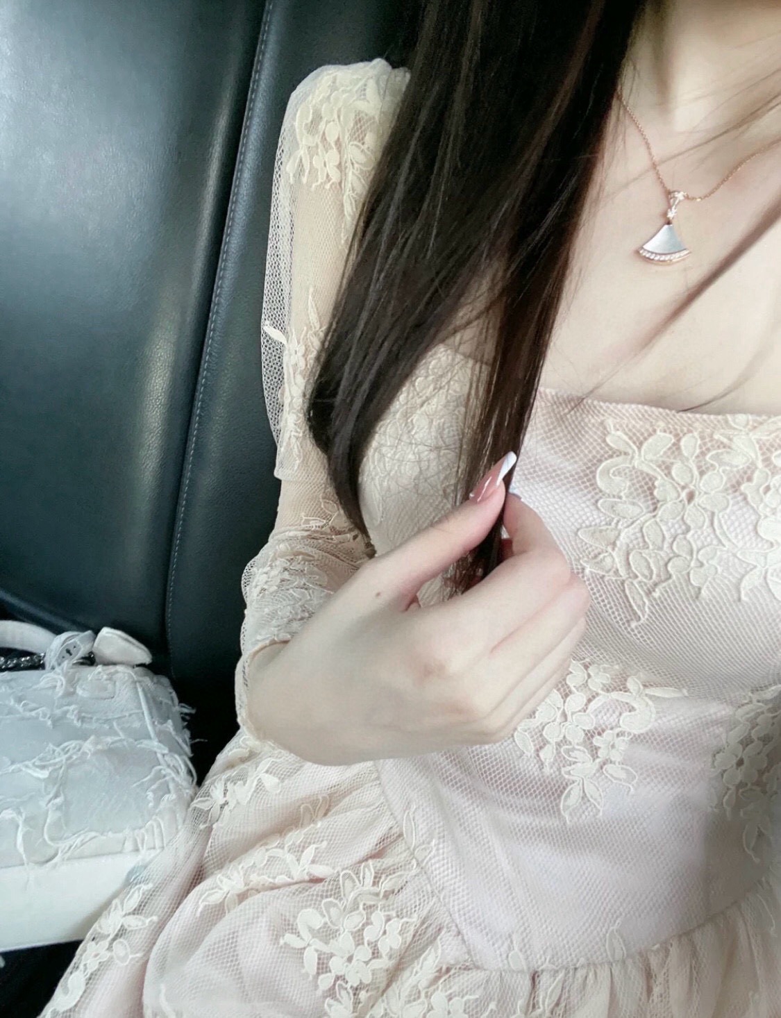 女人味十足的bv白扇子项链\n大号更有存在感白月光美人