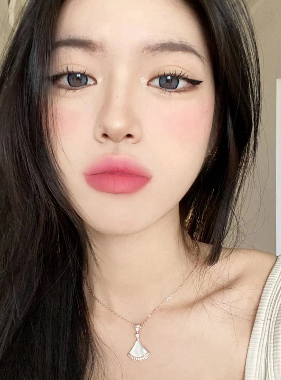 女人味十足的bv白扇子项链\n大号更有存在感白月光美人
