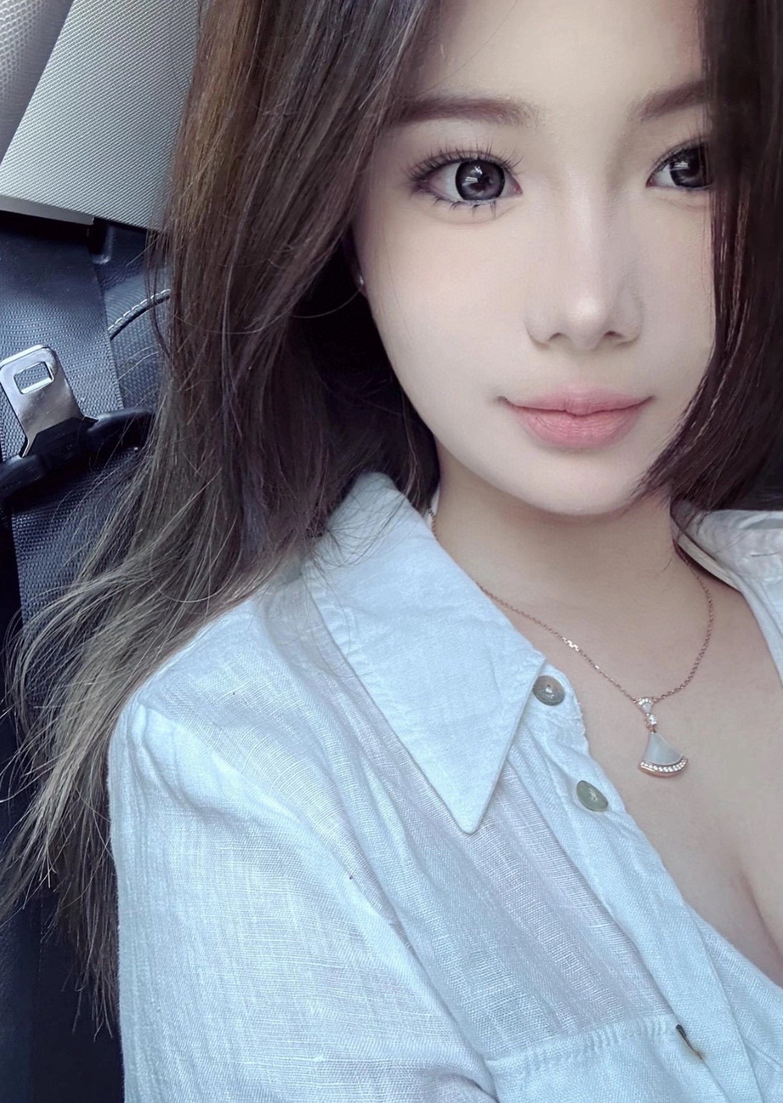 女人味十足的bv白扇子项链\n大号更有存在感白月光美人