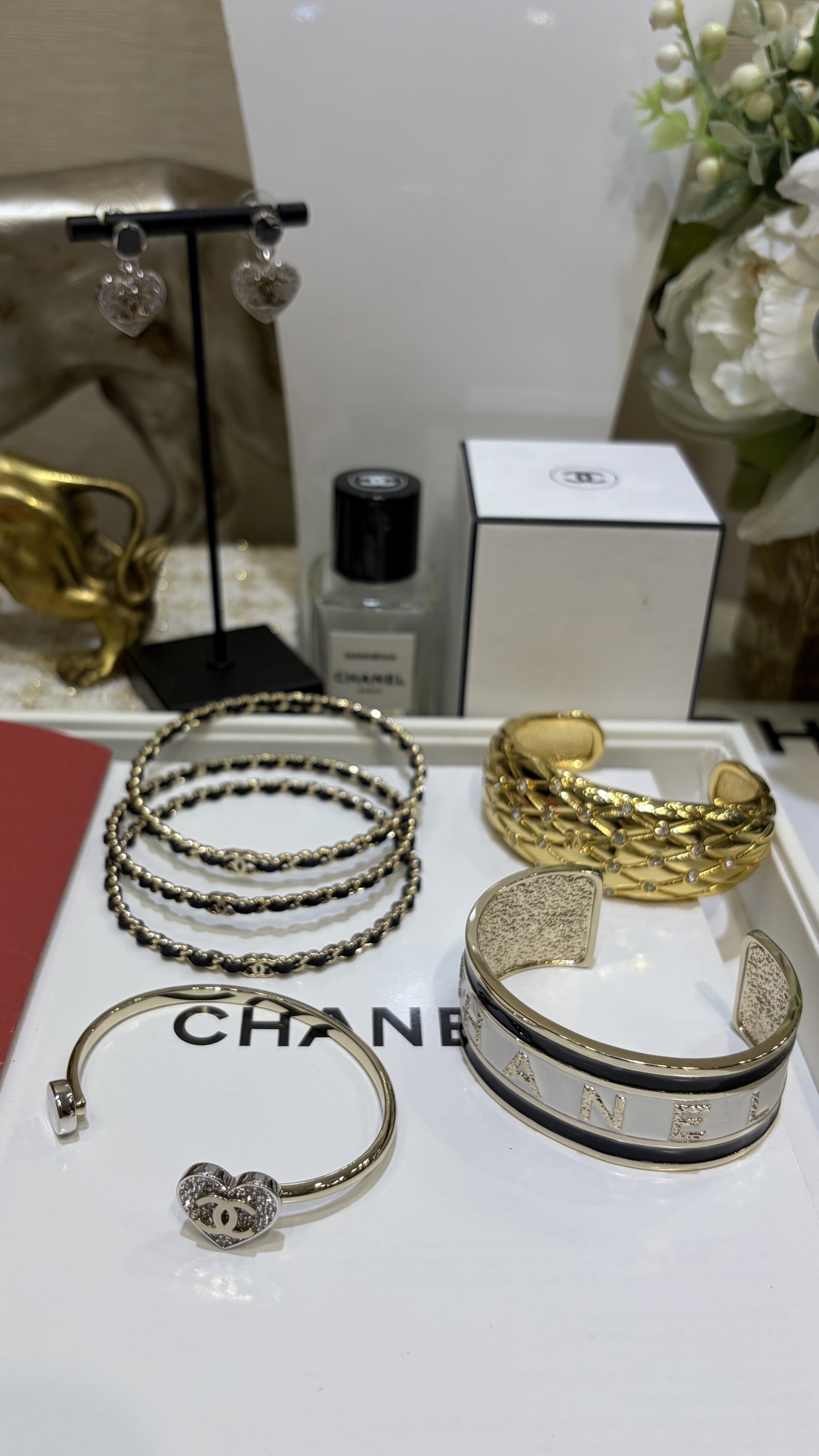最新款手环手镯合集\n\n又美又飒的时髦单品夏日露手腕必备\n佩戴上手随时都能欣赏情绪价值满满